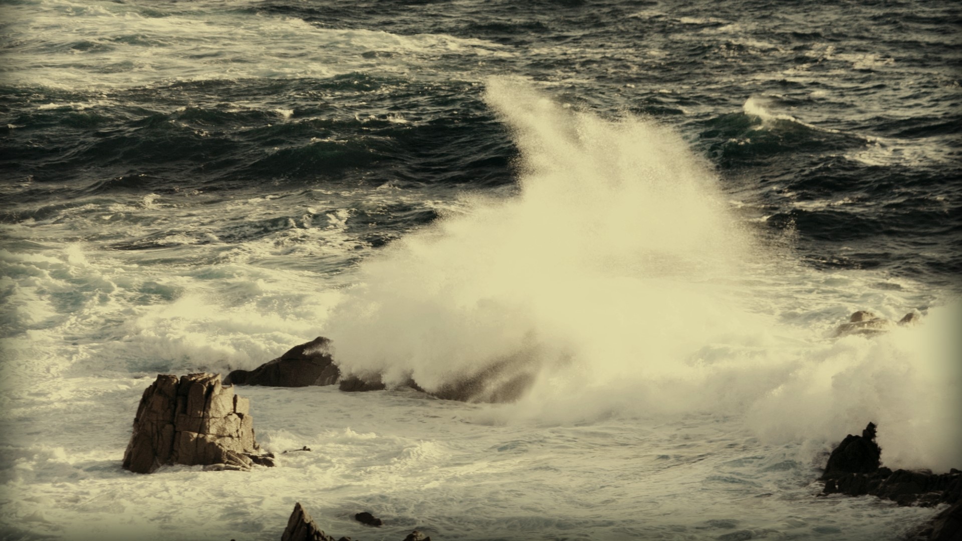 Waves crashing on rocks HD Wallpaper