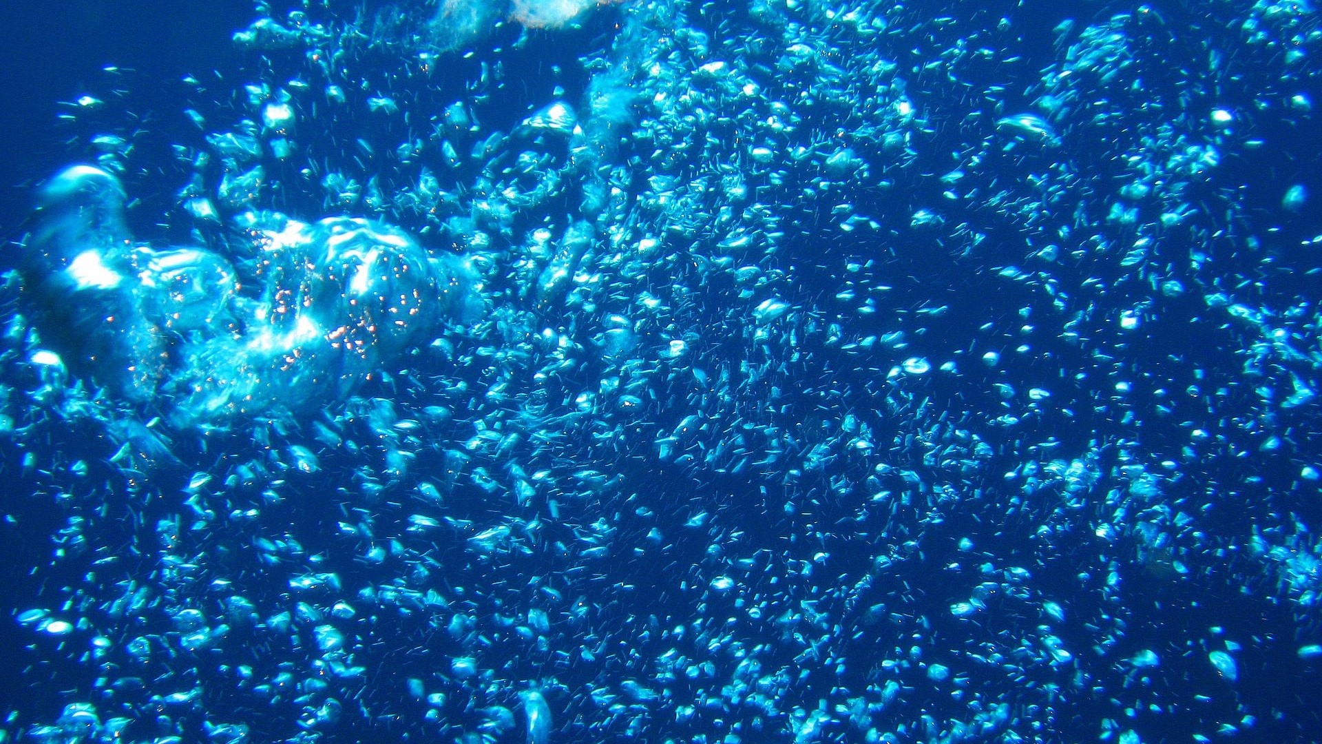 Underwater blue bubbles HD Wallpaper