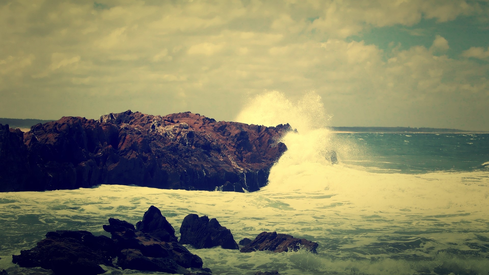 Waves crashing on rocky shore HD Wallpaper
