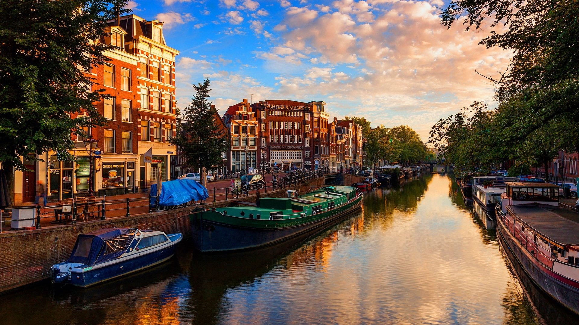 Amsterdam City Canal with Boats and Buildings HD Wallpaper