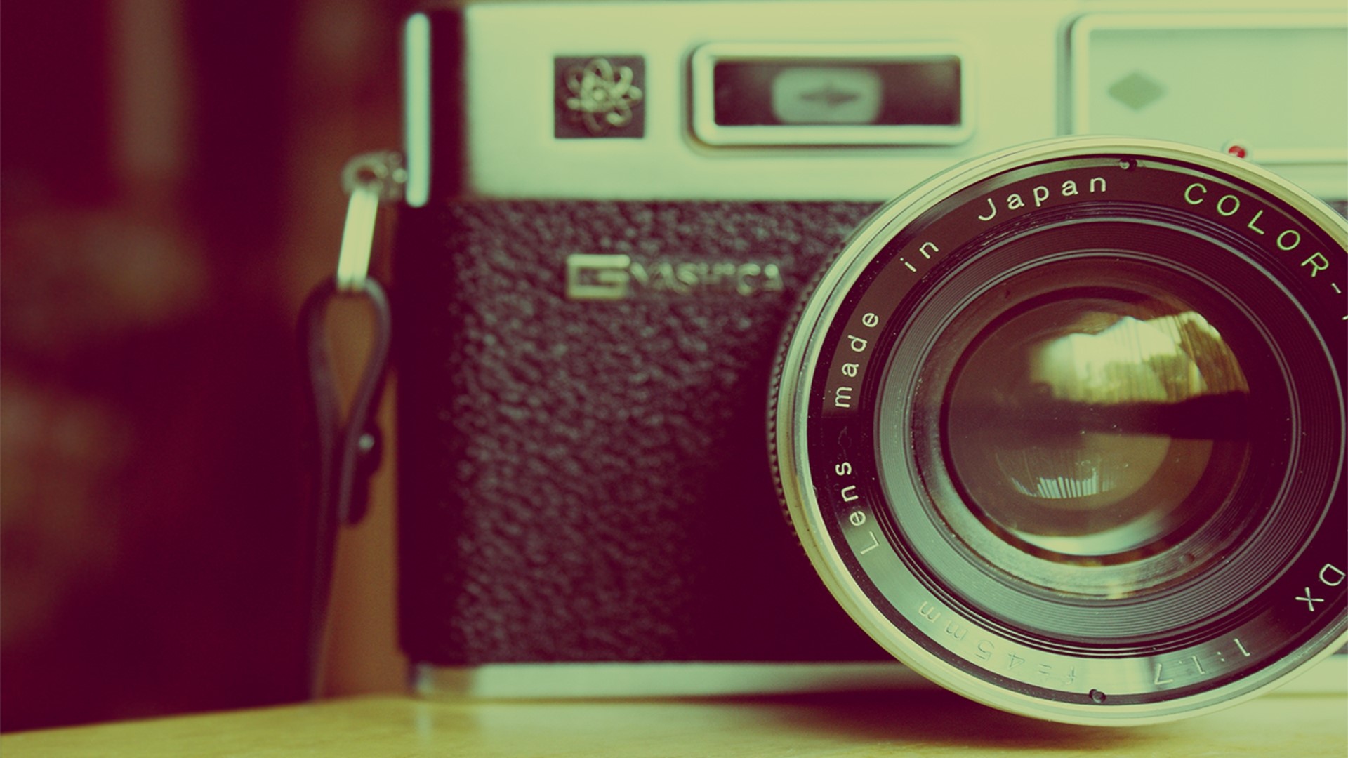 Yashica vintage camera with lens HD Wallpaper
