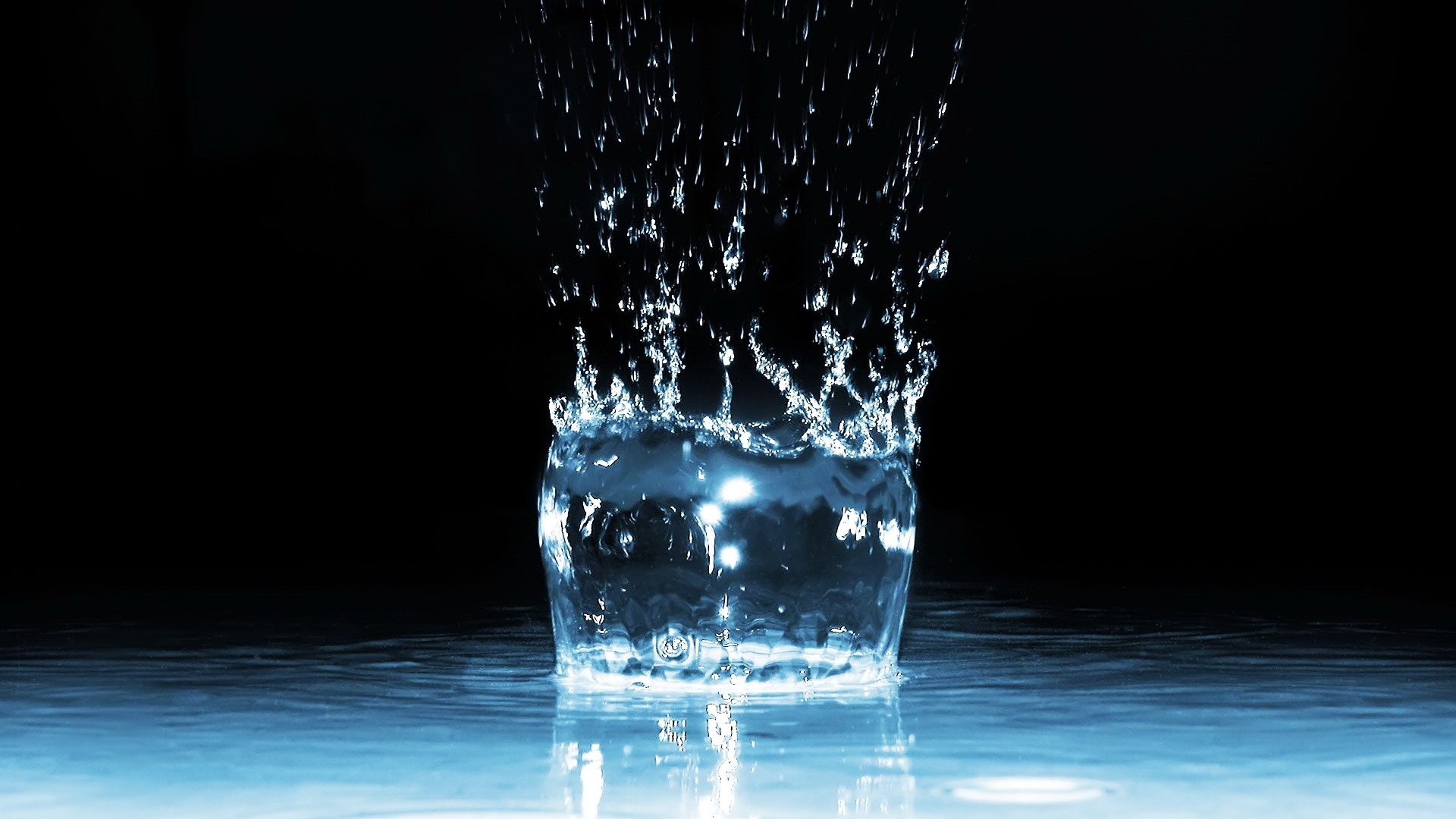 Water splash in slow motion HD Wallpaper