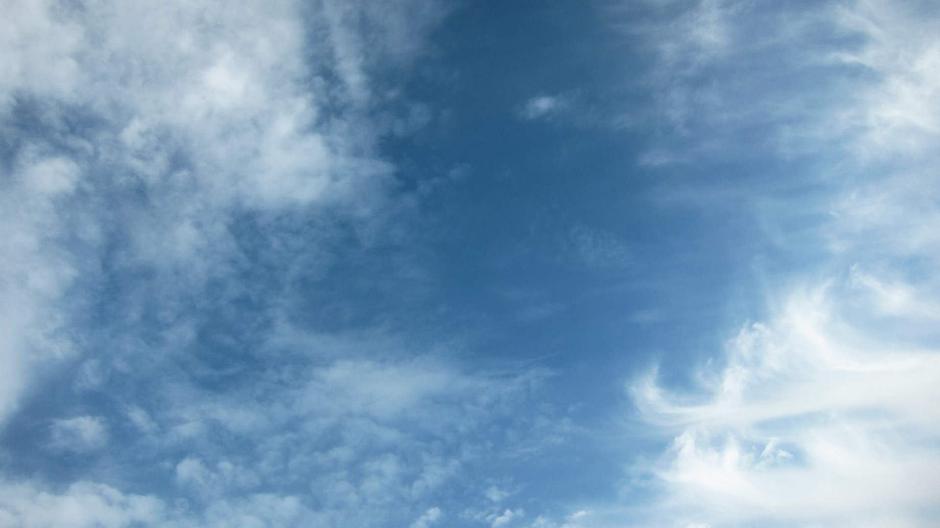 Blue sky with wispy clouds HD Wallpaper
