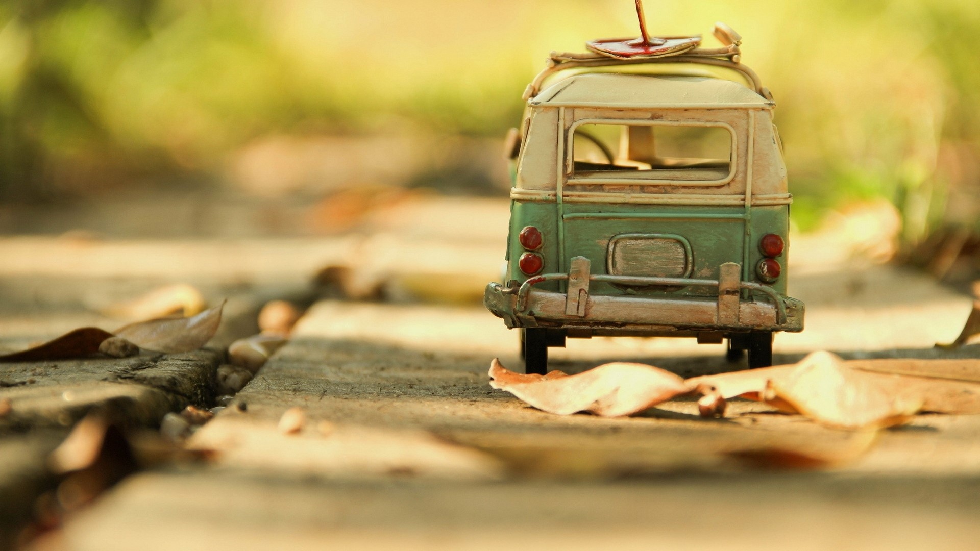 Vintage classic car toy on a path HD Wallpaper