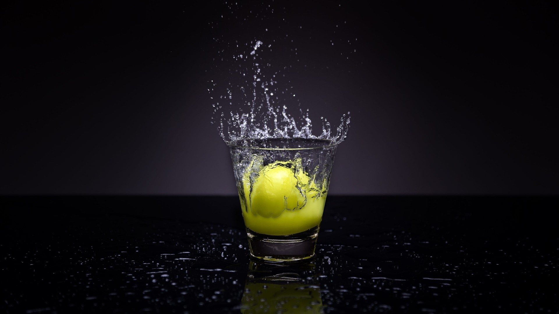 Water splash with lemon in a glass HD Wallpaper
