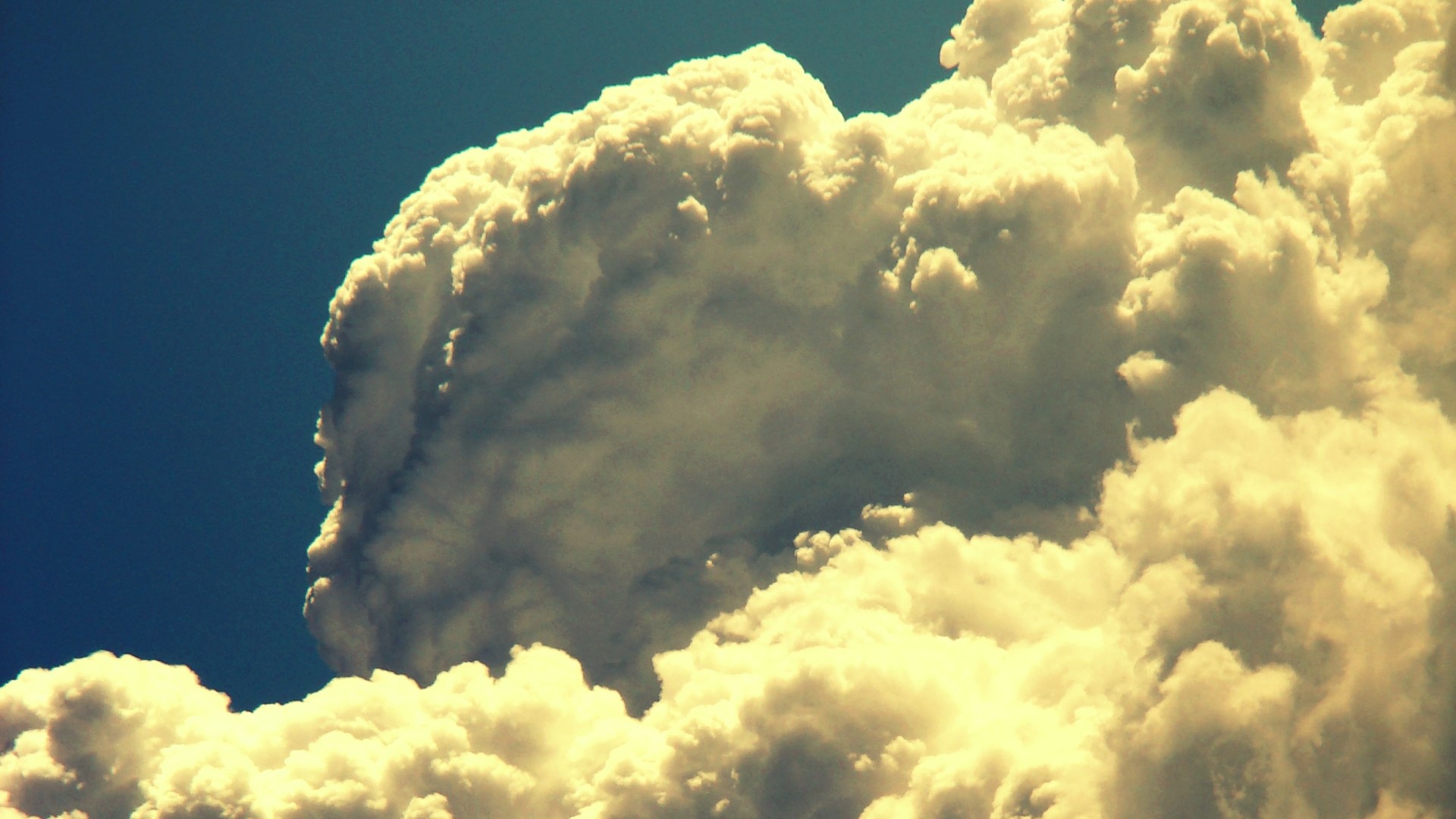 Cumulonimbus clouds against a blue sky HD Wallpaper