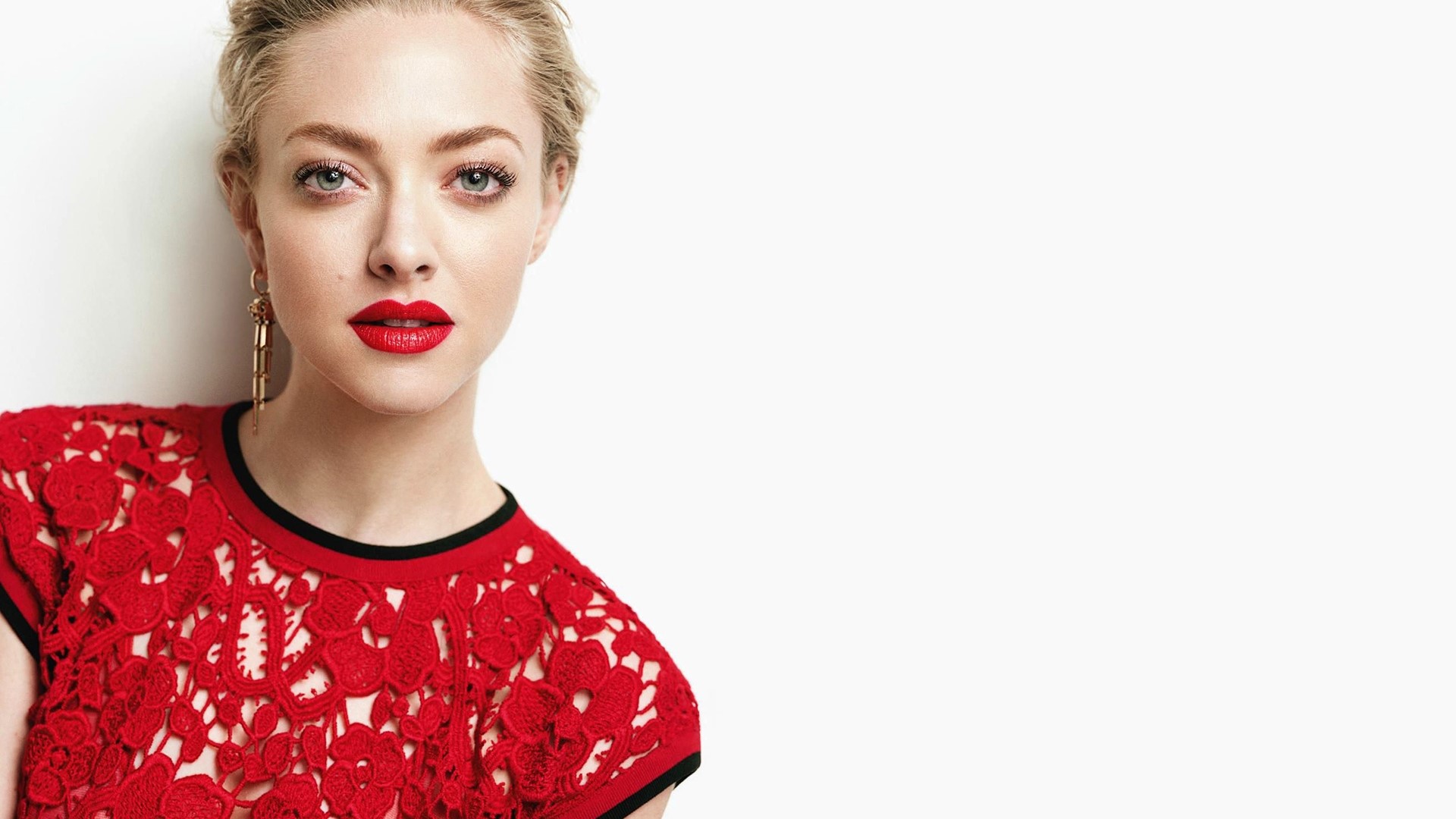 Amanda Seyfried in red lace top HD Wallpaper