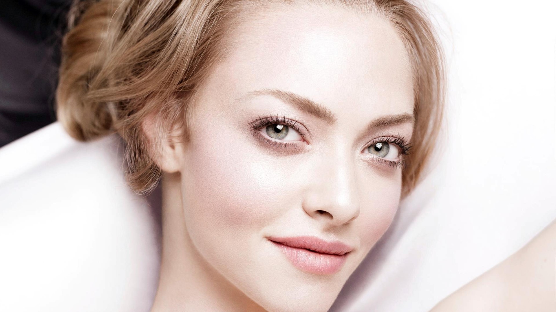 Amanda Seyfried HD Wallpaper