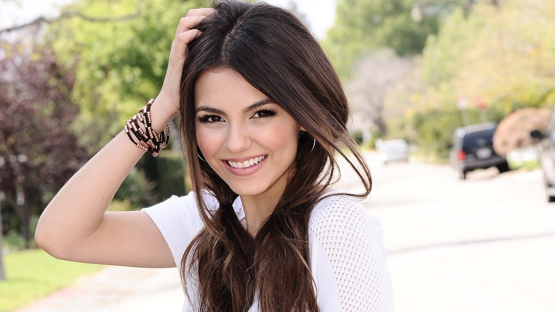 Victoria Justice smiling outdoors HD Wallpaper