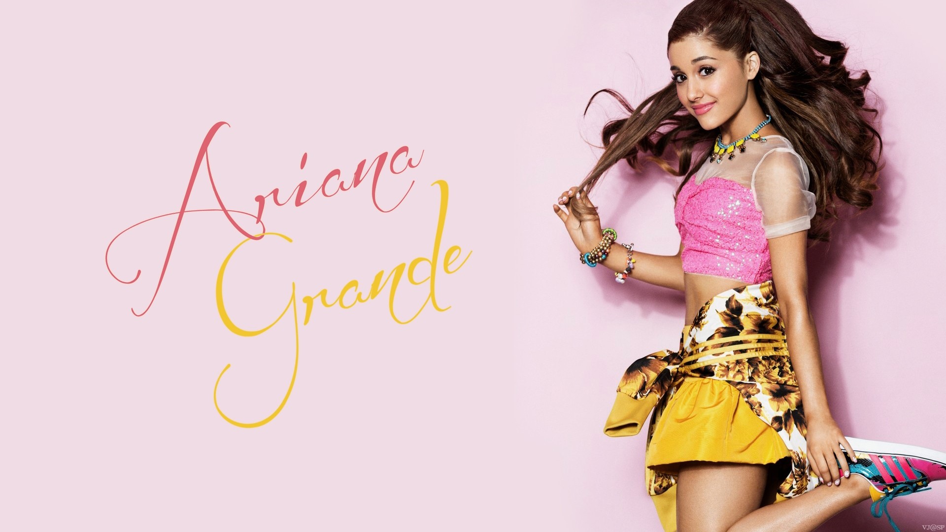 Ariana Grande singer HD Wallpaper