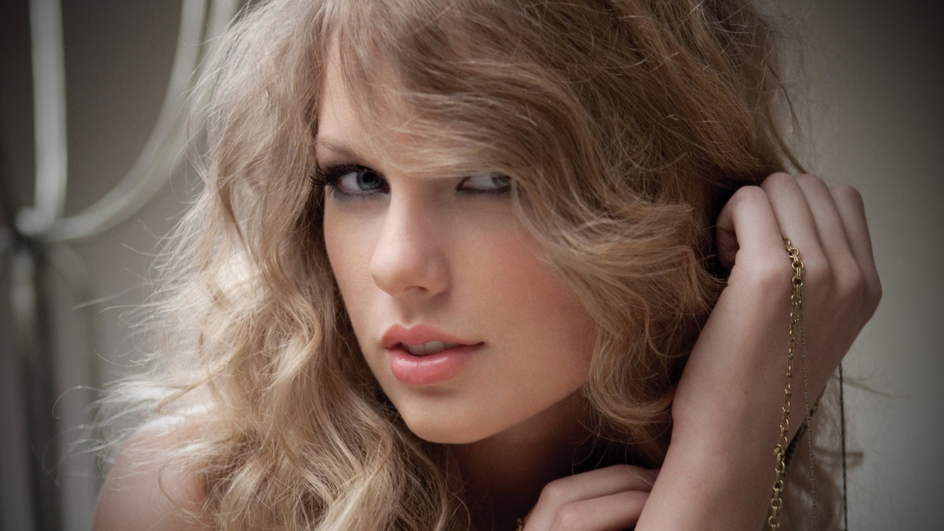 Taylor Swift HD Wallpaper