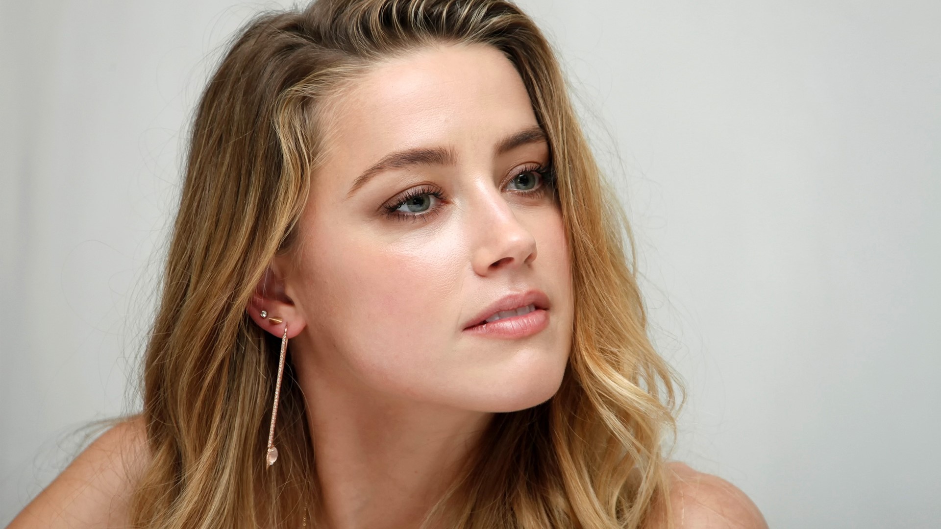 Amber Heard HD Wallpaper