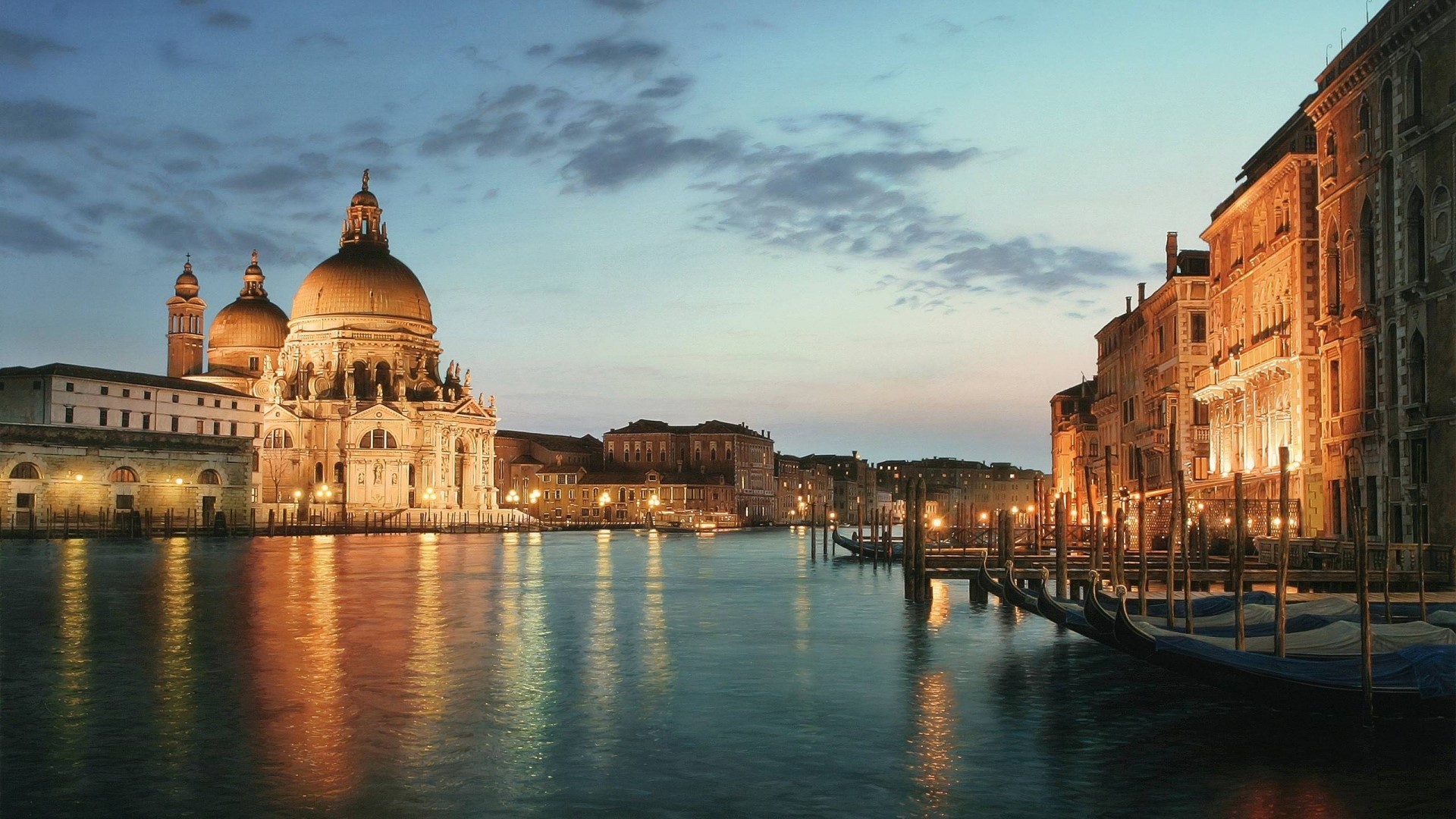Venice Canal at Dusk with Basilica di Santa Maria della Salute HD Wallpaper