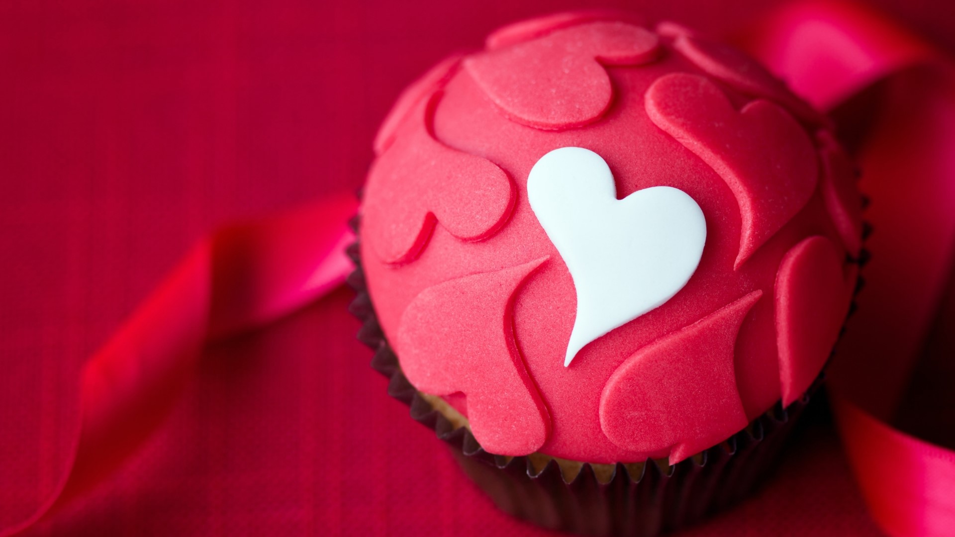 Red cupcake with heart decorations and ribbon HD Wallpaper