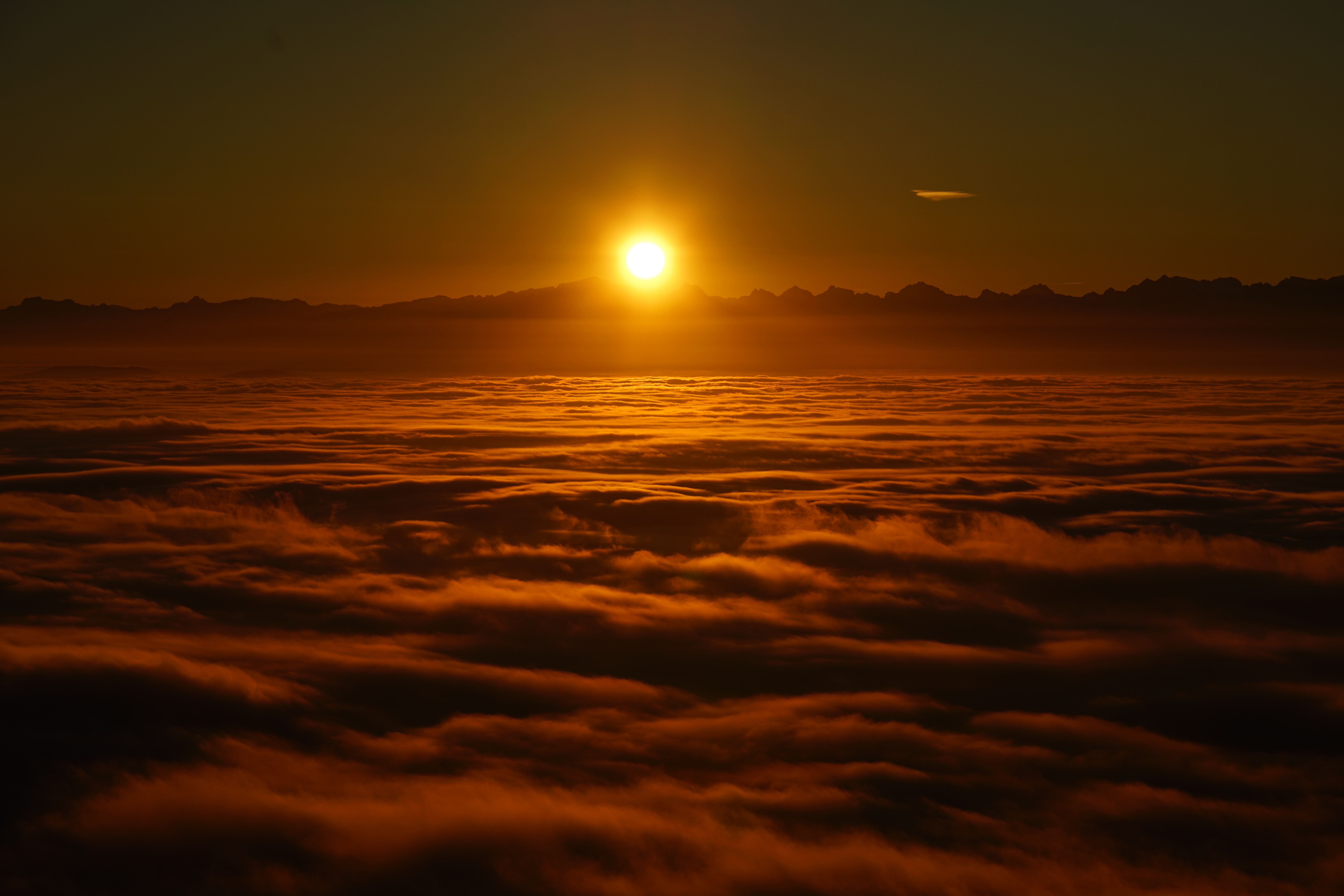 Sunrise over clouds with mountains, 4K HD Wallpaper