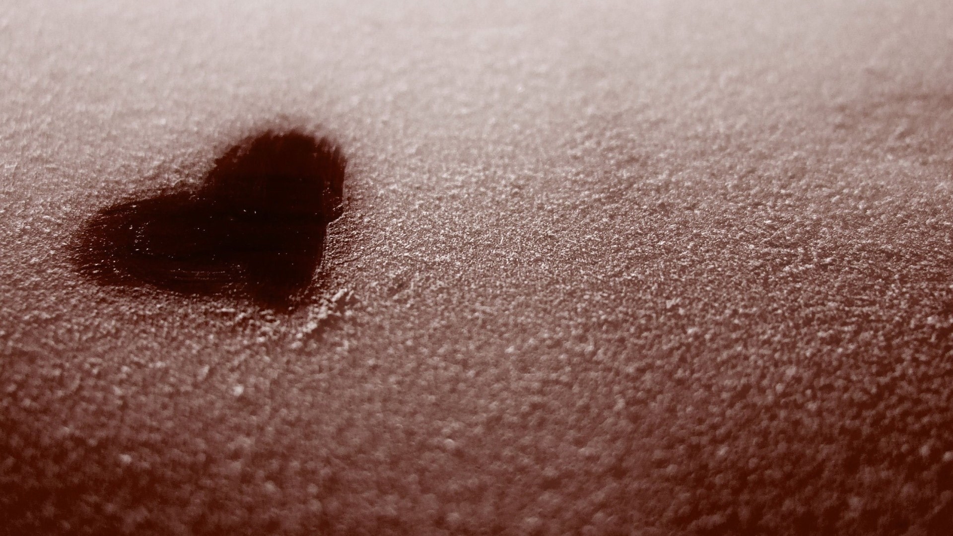 Heart shape in sand HD Wallpaper