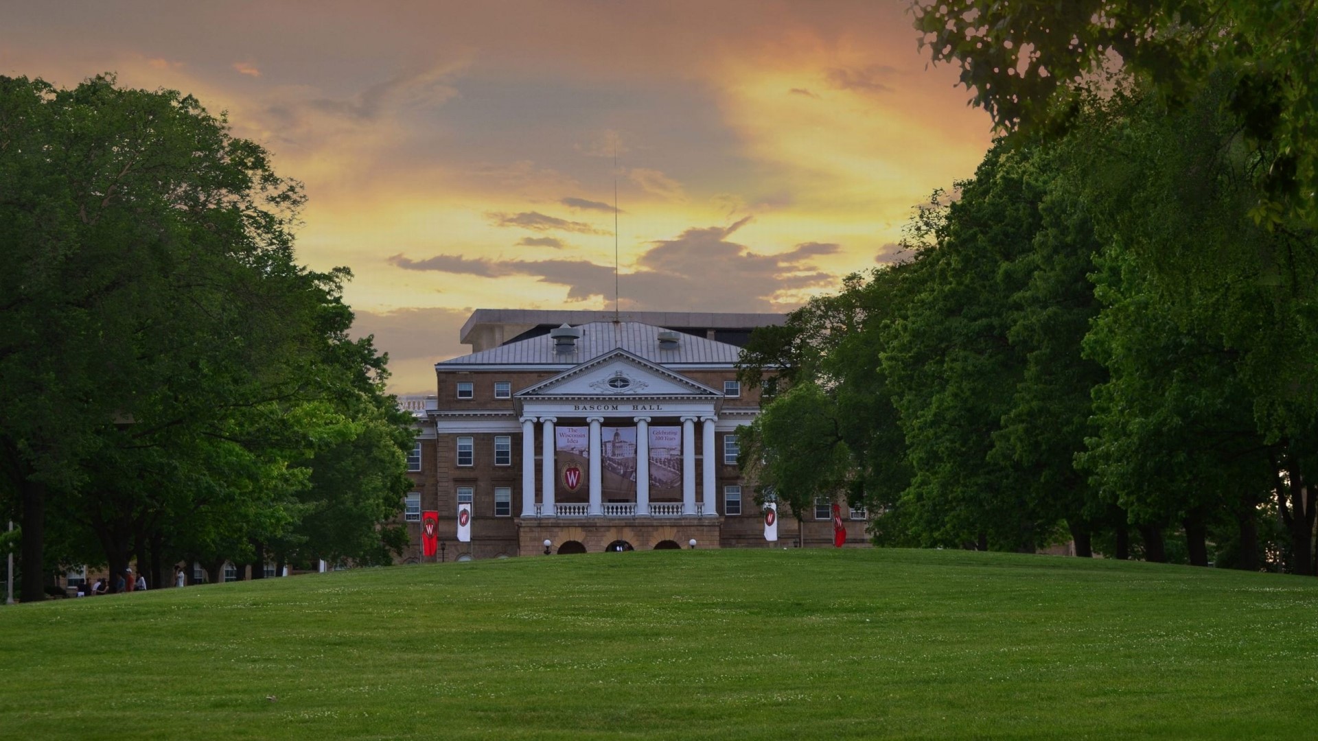 Wisconsin Madison University building with banners HD Wallpaper