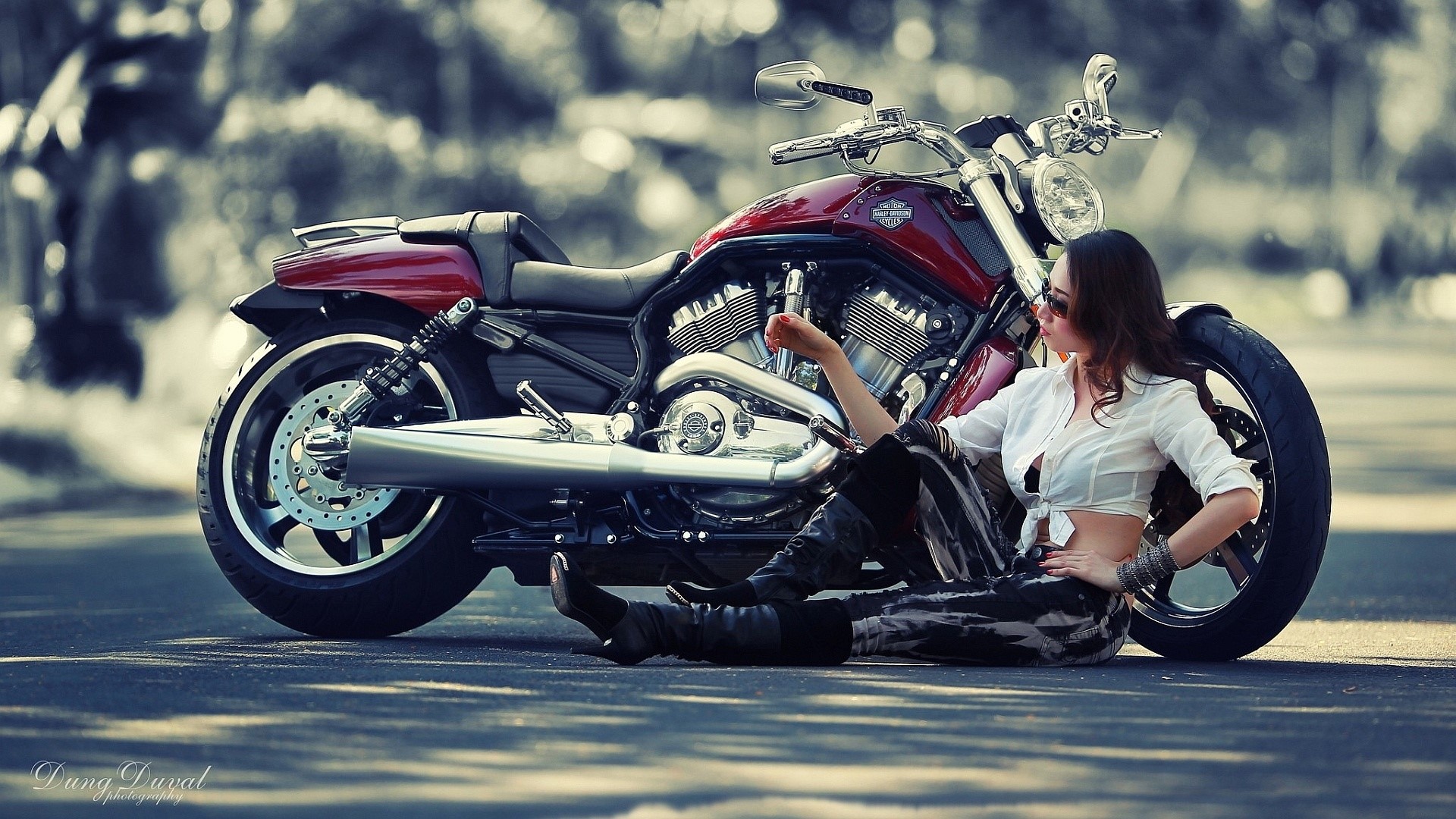 Woman posing with a Harley Davidson motorcycle HD Wallpaper