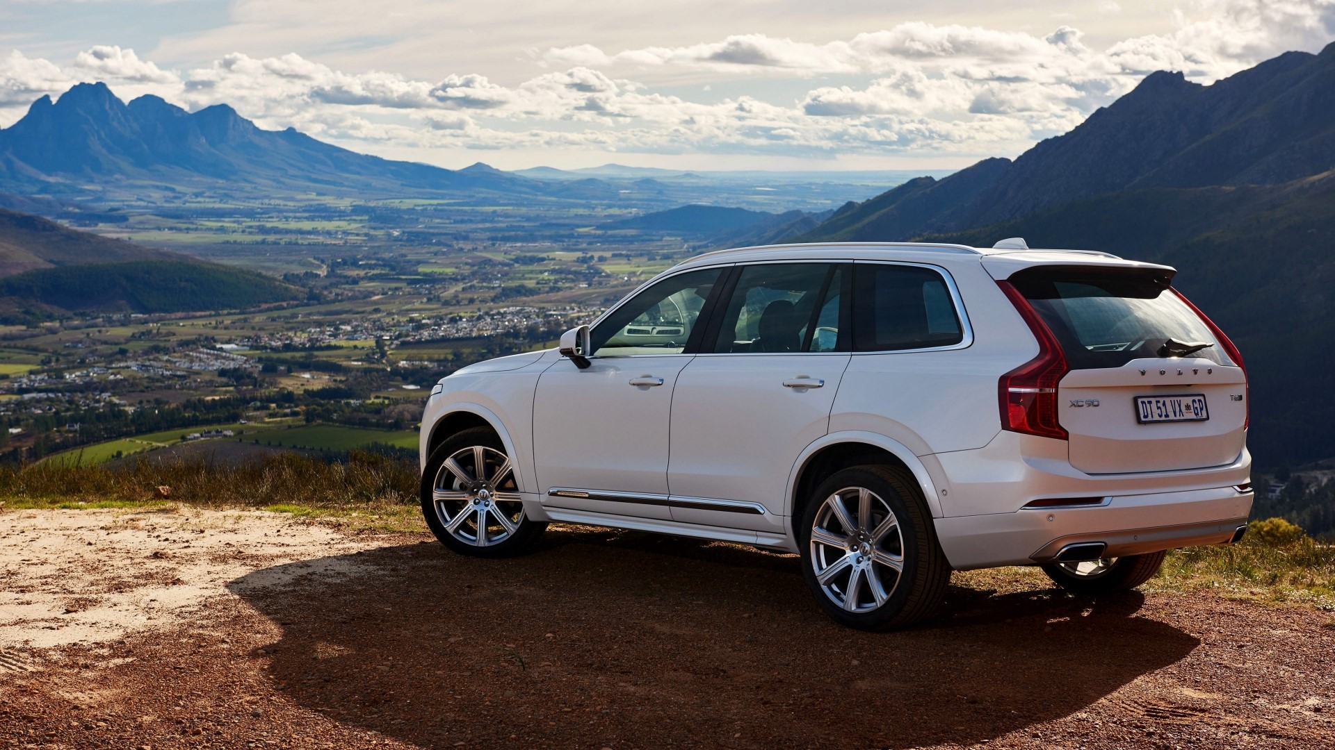 White Volvo XC90 parked on a mountain overlook HD Wallpaper