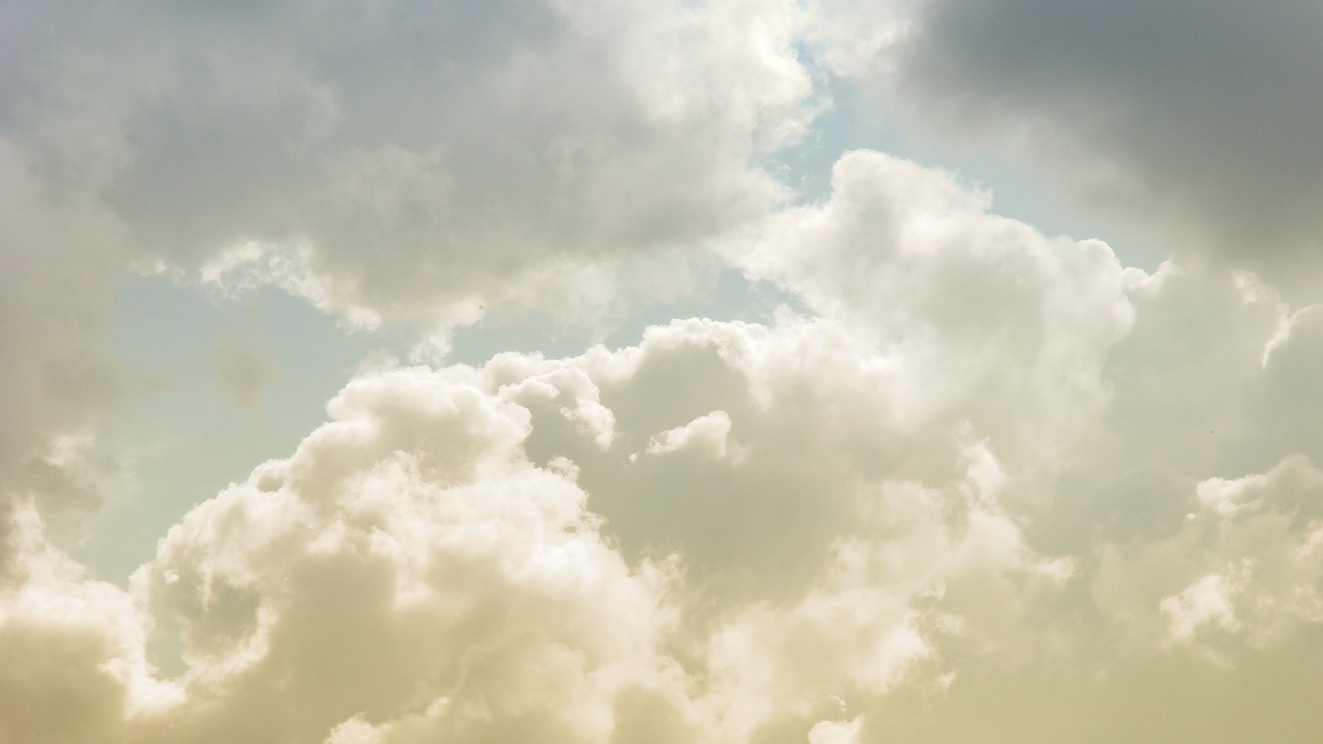 Clouds in the Sky HD Wallpaper