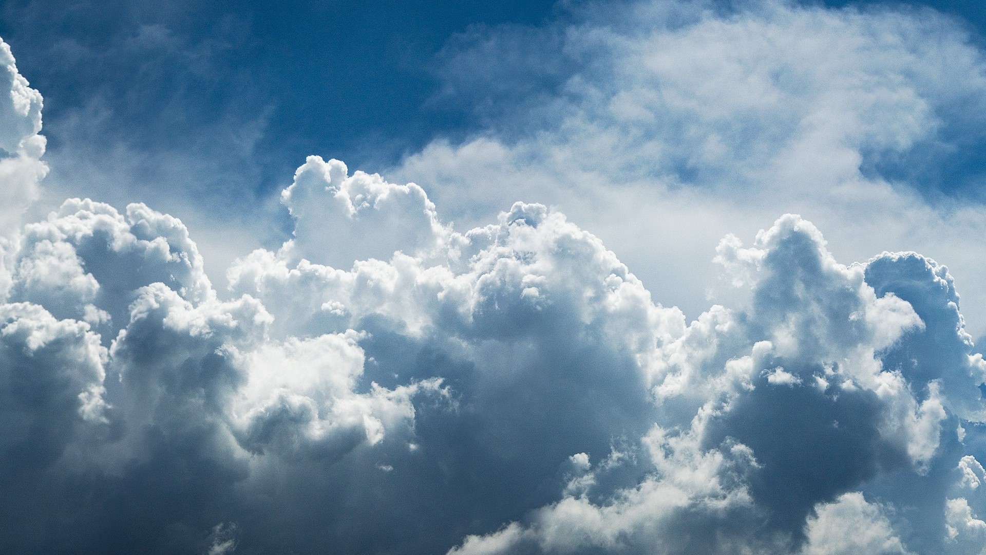 Cumulus Clouds in a Blue Sky HD Wallpaper