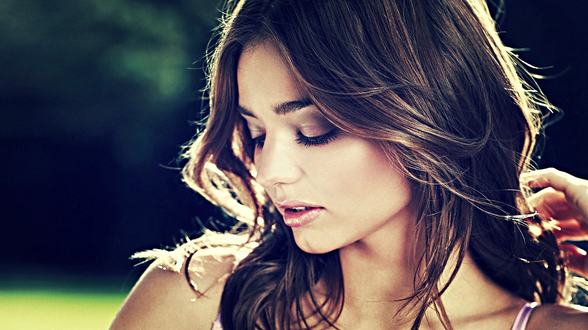 Miranda Kerr looking down HD Wallpaper