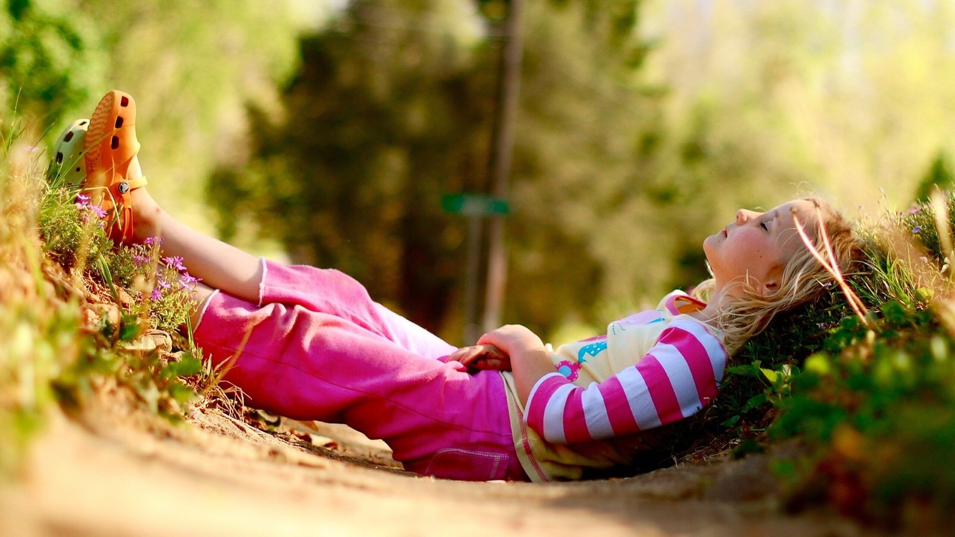 Little girl lying in nature HD Wallpaper