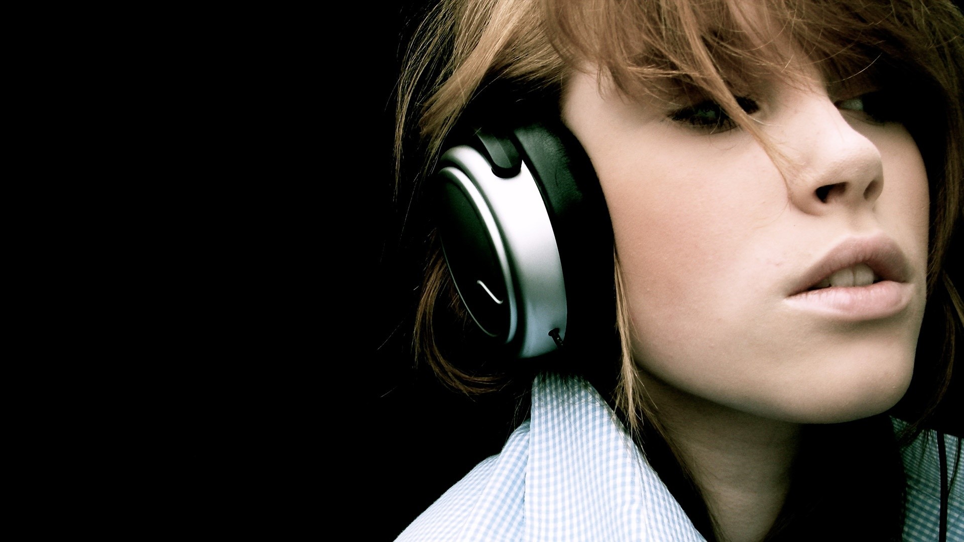 Girl with headphones listening to music HD Wallpaper