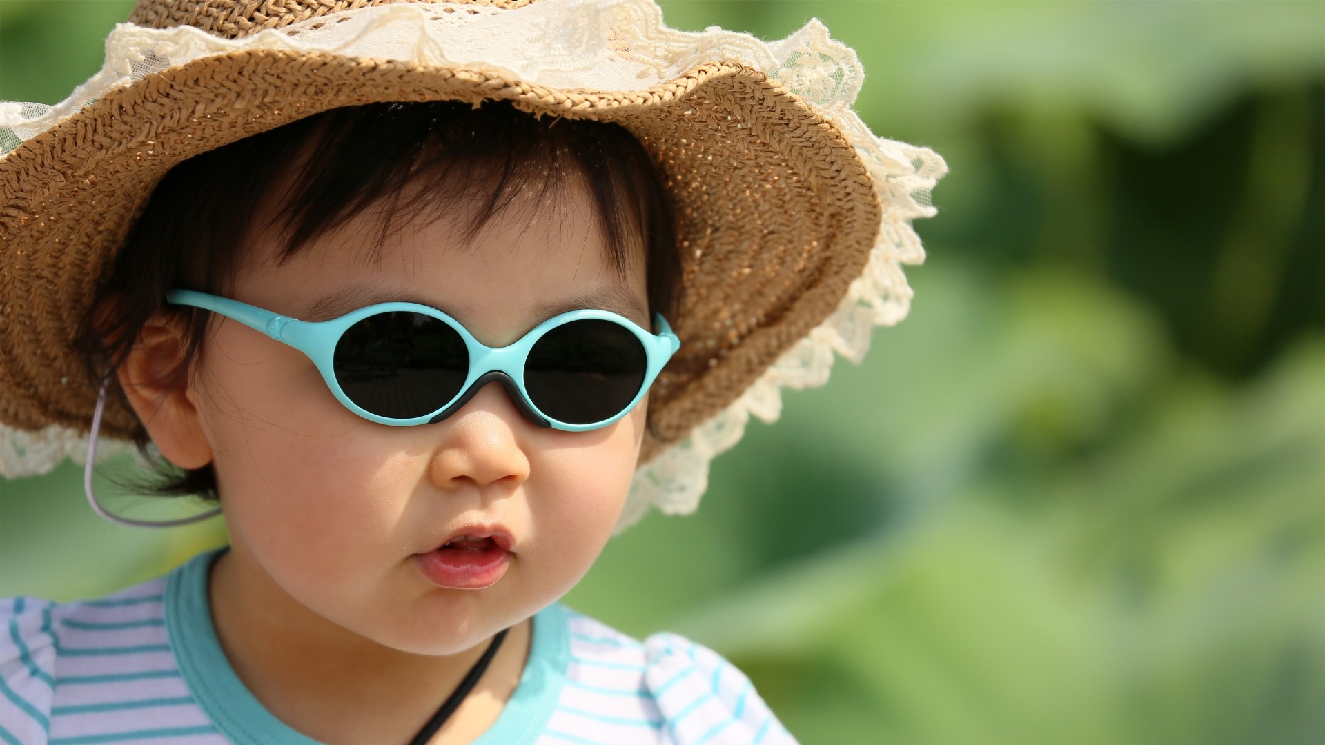 Cute Asian baby wearing a straw hat and sunglasses HD Wallpaper
