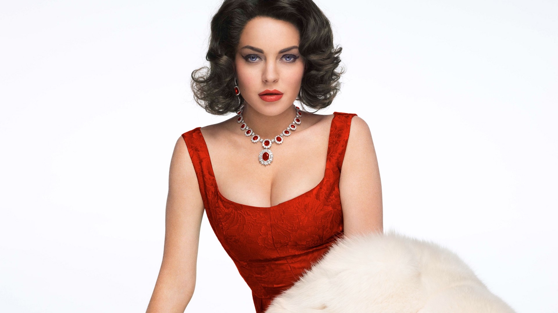 Lindsay Lohan as Elizabeth Taylor in a red dress HD Wallpaper