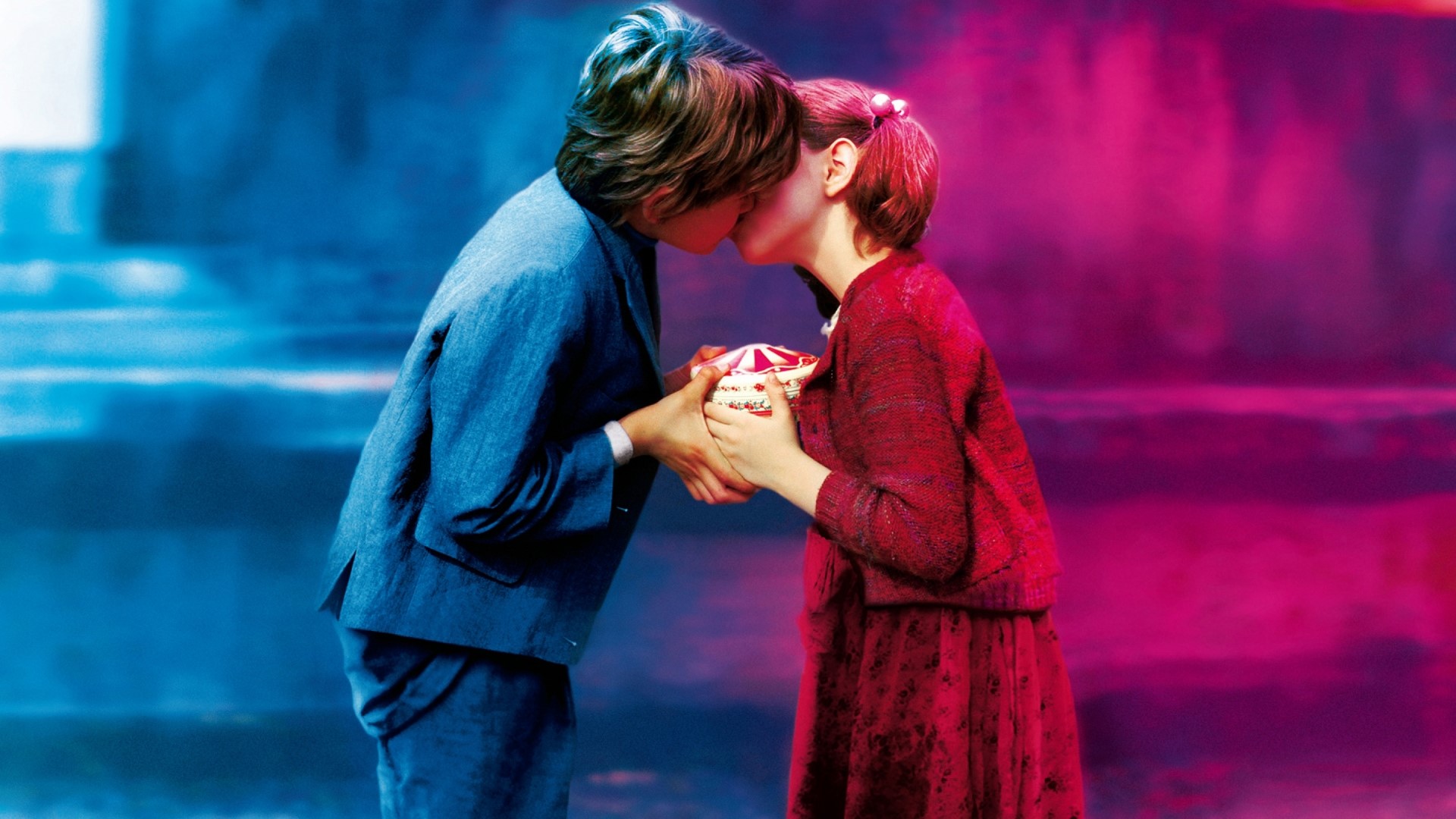 Boy and Girl Kissing with Gift HD Wallpaper