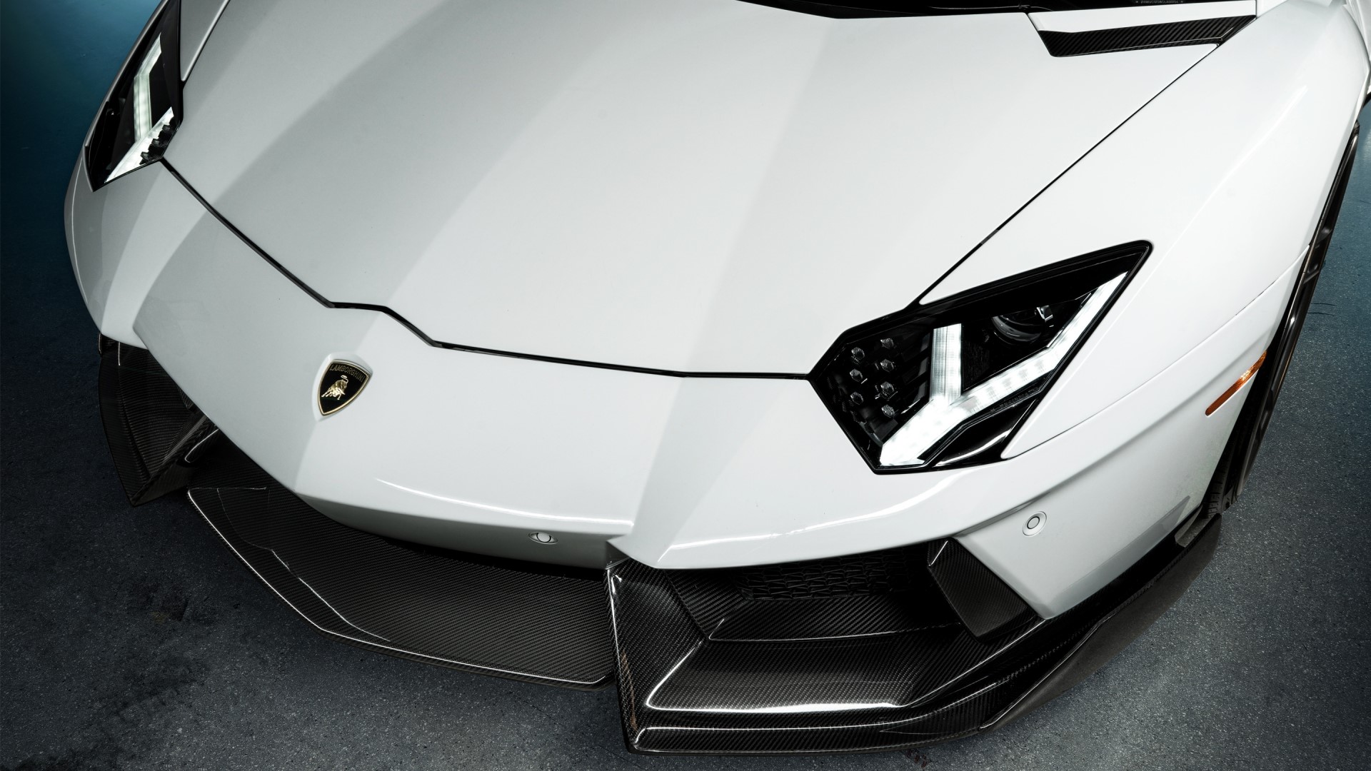 White Lamborghini Aventador with Carbon Fiber Accents HD Wallpaper