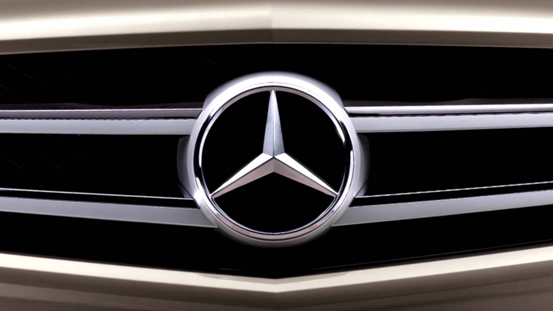 Mercedes-Benz logo on car grille HD Wallpaper