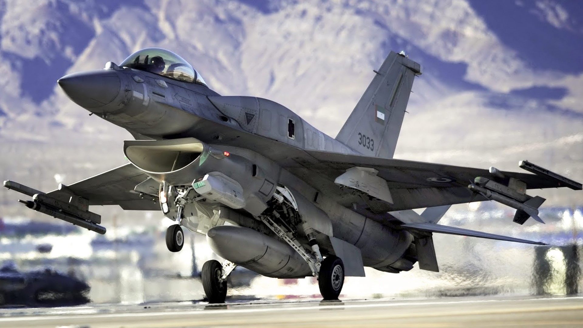 F-16 Fighting Falcon taking off HD Wallpaper