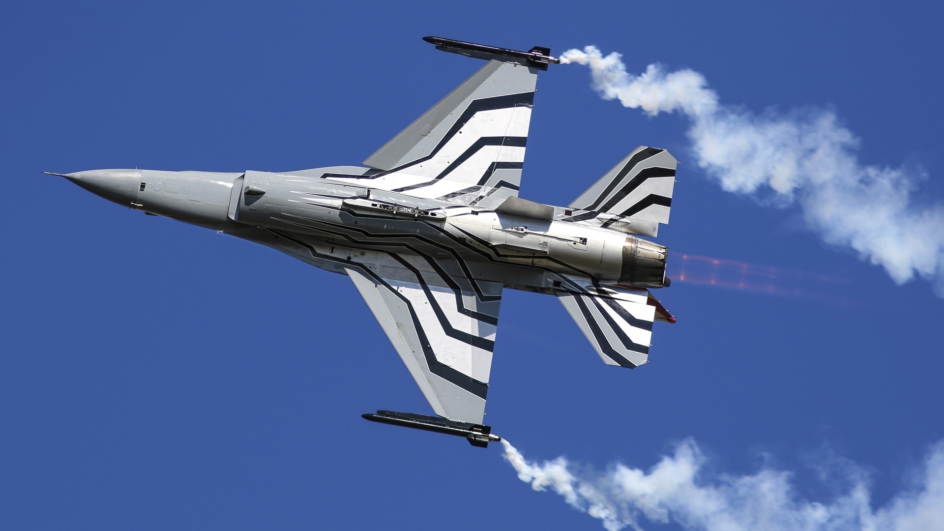 General Dynamics F-16 Fighting Falcon performing aerobatics HD Wallpaper