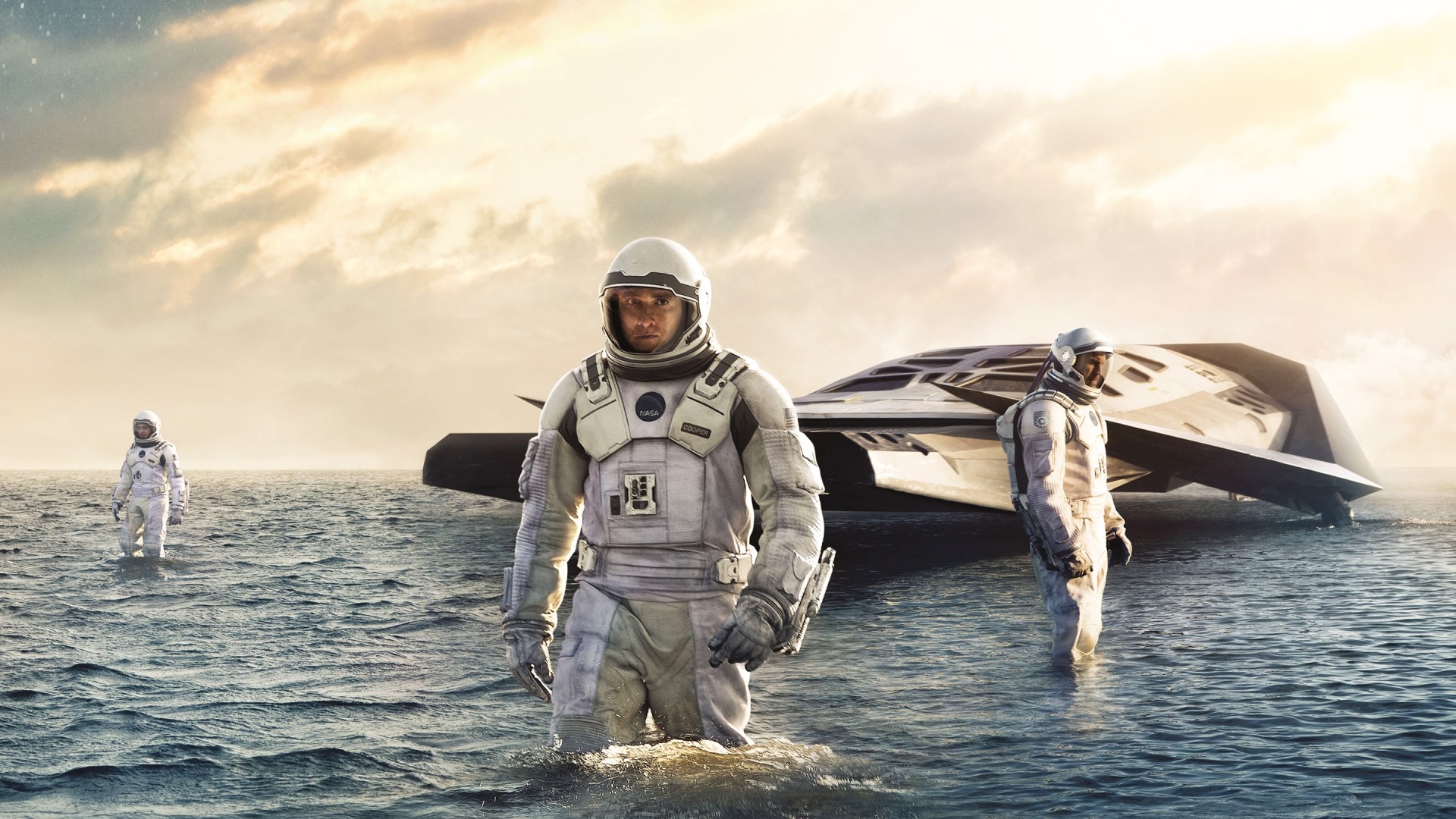 Astronauts from Interstellar movie standing in water near a spacecraft HD Wallpaper