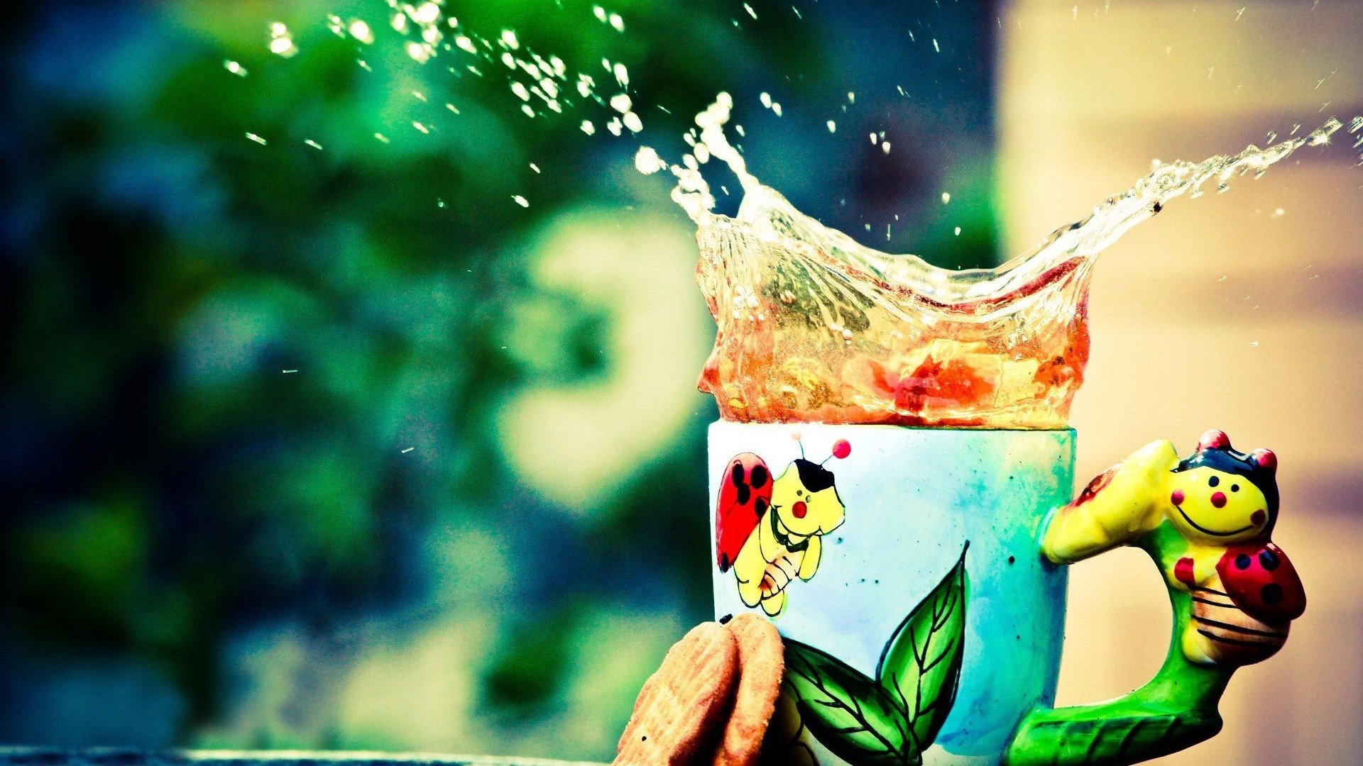 Tea splashing from a mug with cookies HD Wallpaper