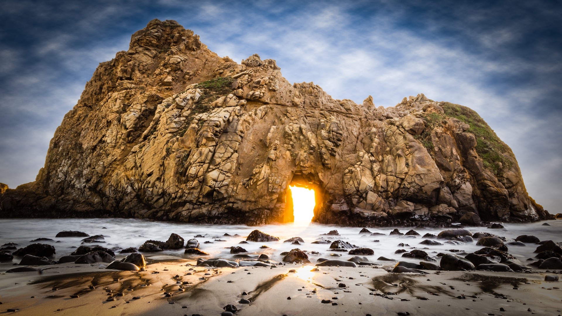 Doorway to Heaven rock formation at Pfeiffer Beach HD Wallpaper