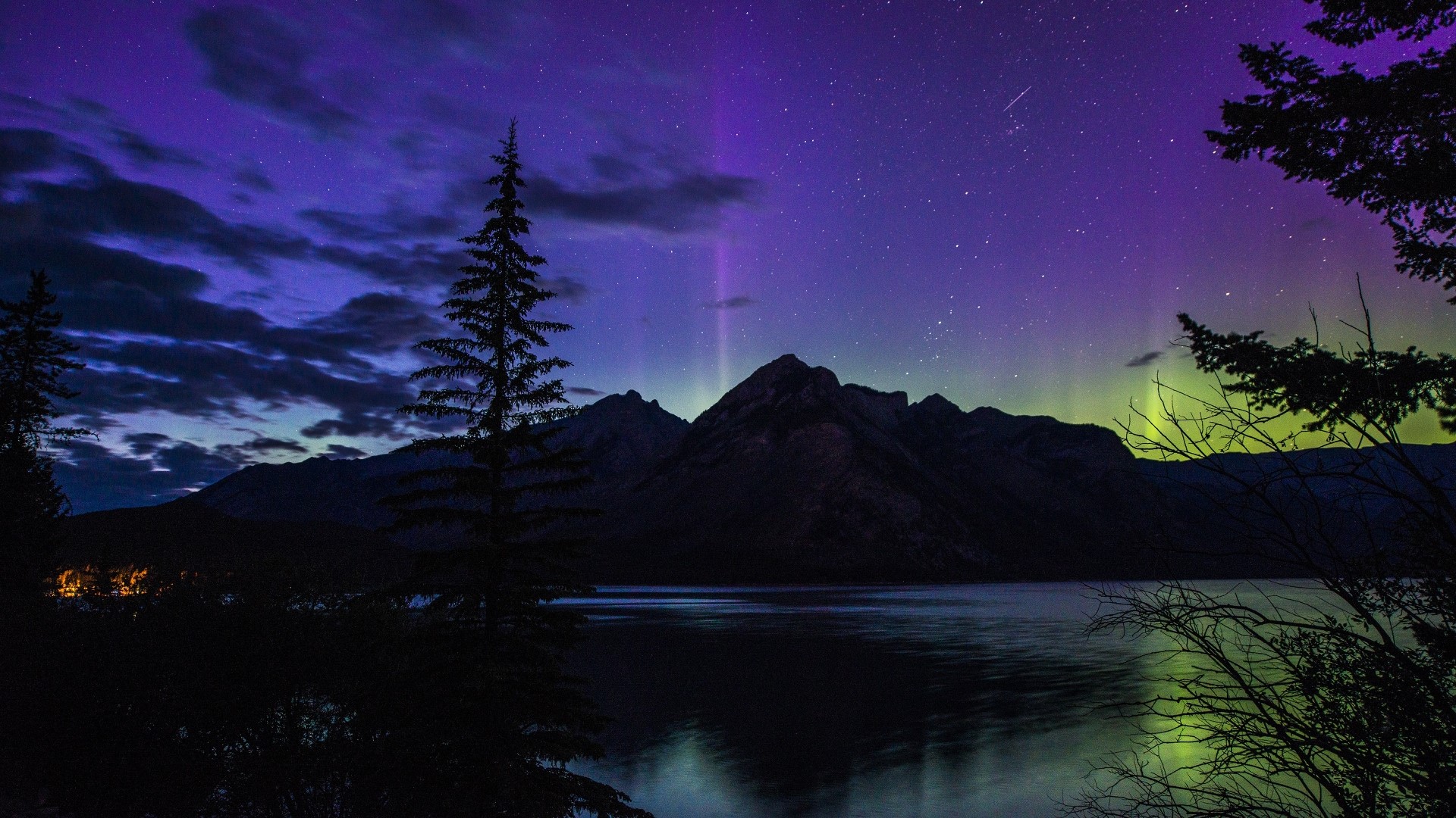 Aurora Borealis over Banff National Park, Canada HD Wallpaper