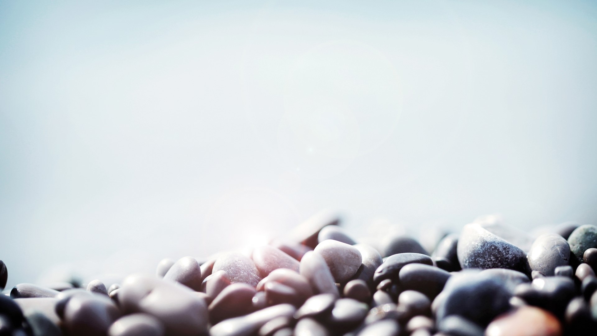 Close up of beach rocks with soft light HD Wallpaper