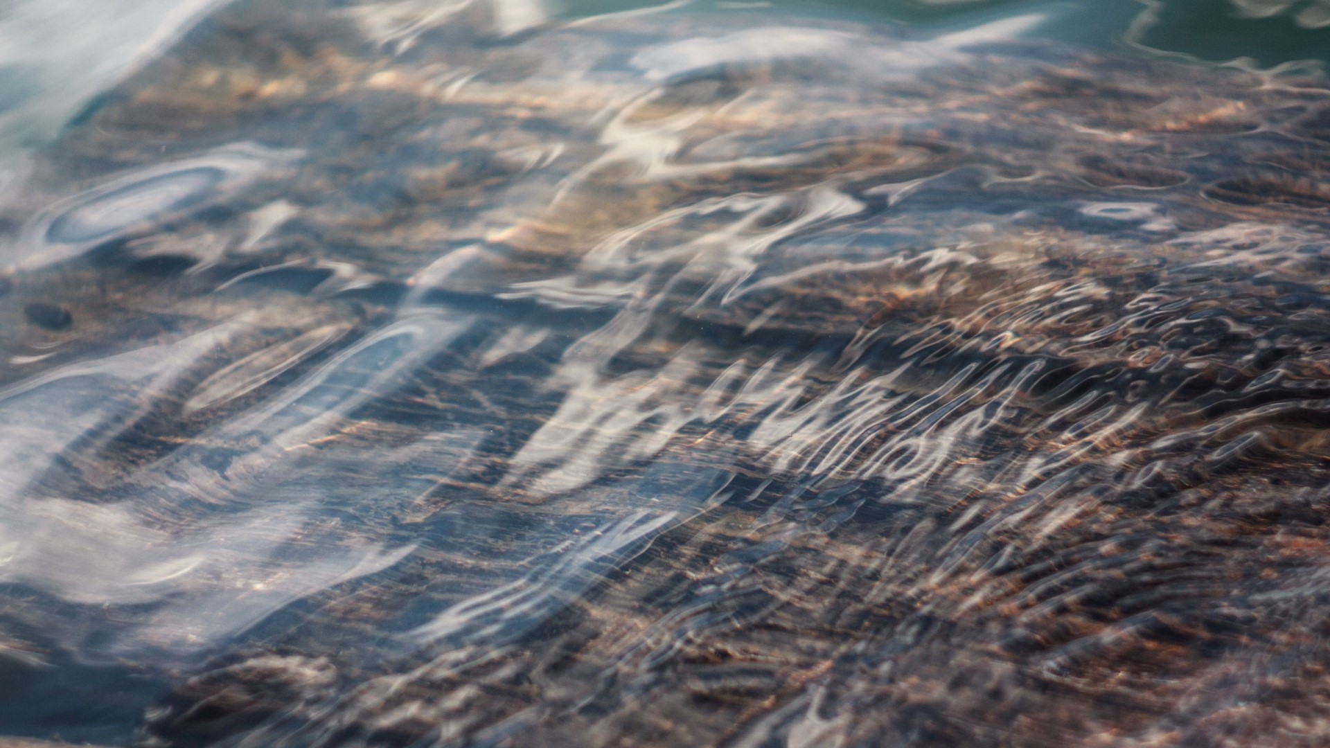 Water flowing over rocks HD Wallpaper