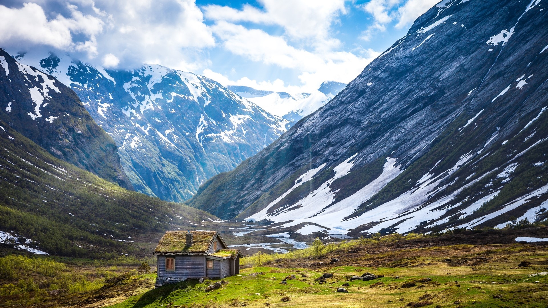 Wooden cabin in a Norwegian mountain valley HD Wallpaper