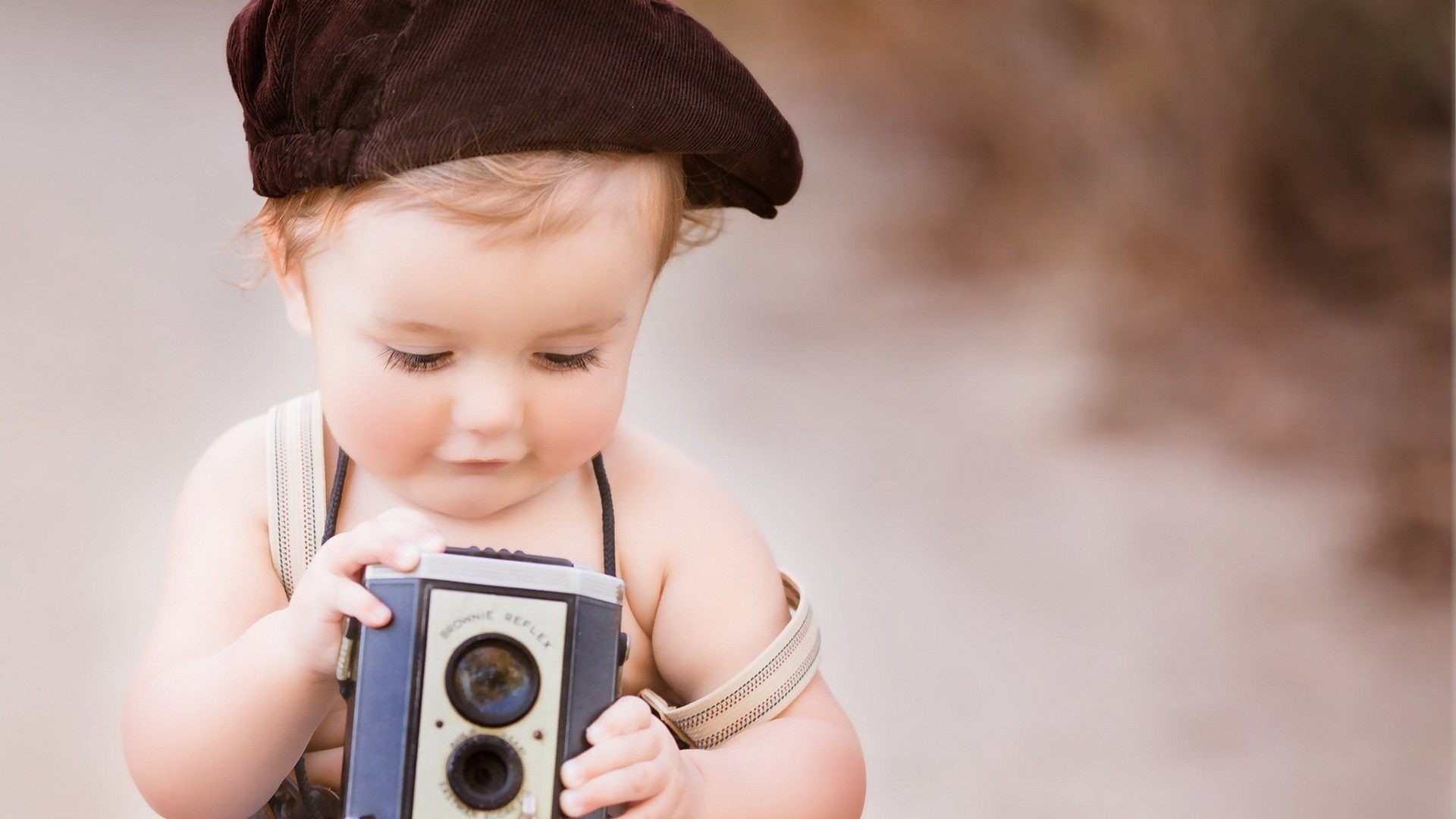 Baby with vintage camera and hat HD Wallpaper