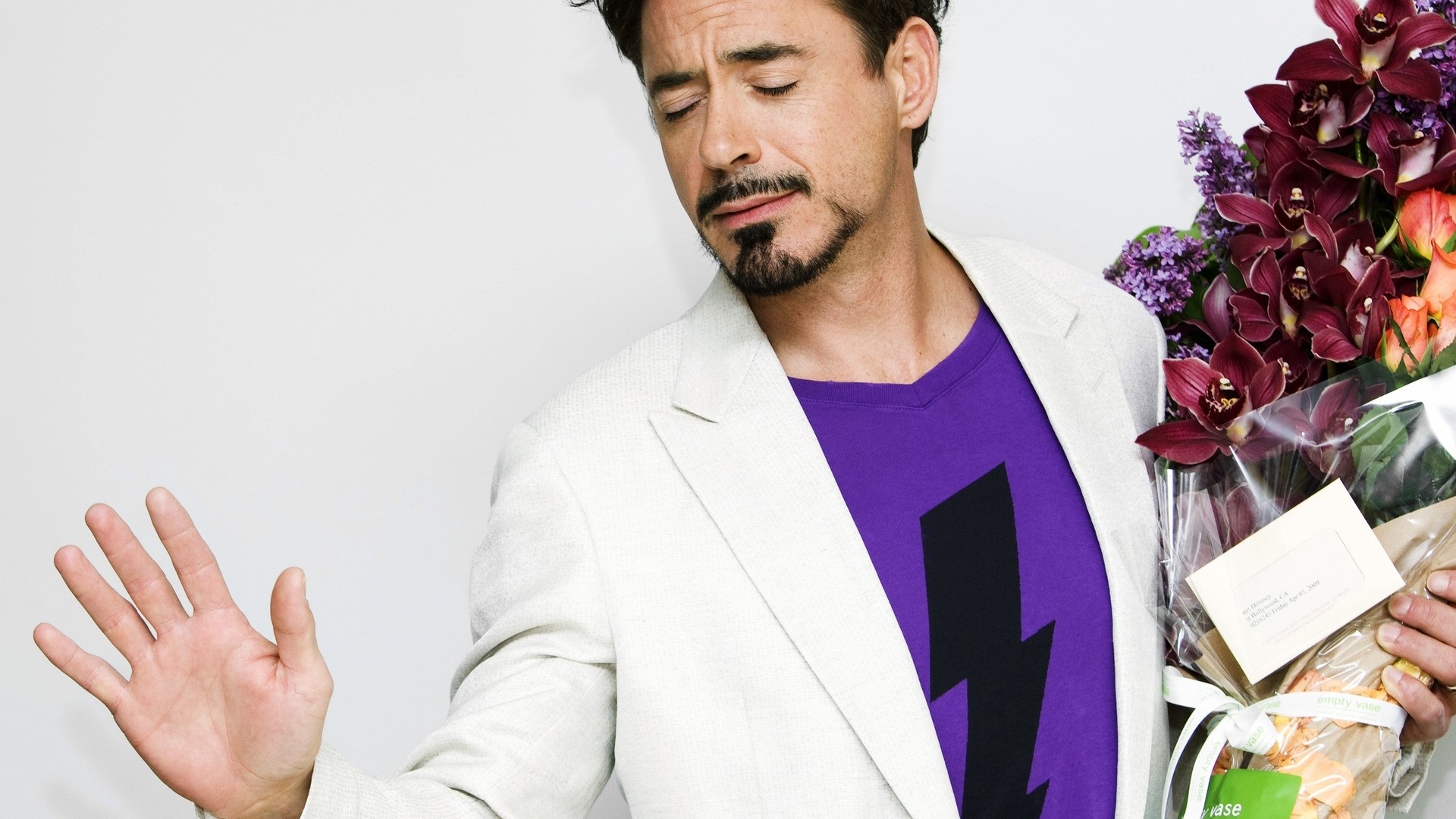 Robert Downey Jr. holding flowers HD Wallpaper