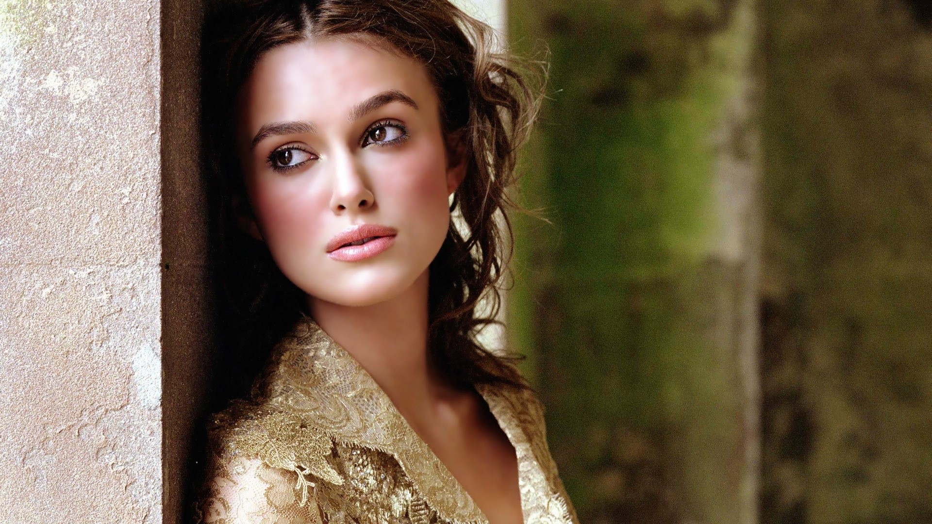 Keira Knightley in a golden dress HD Wallpaper