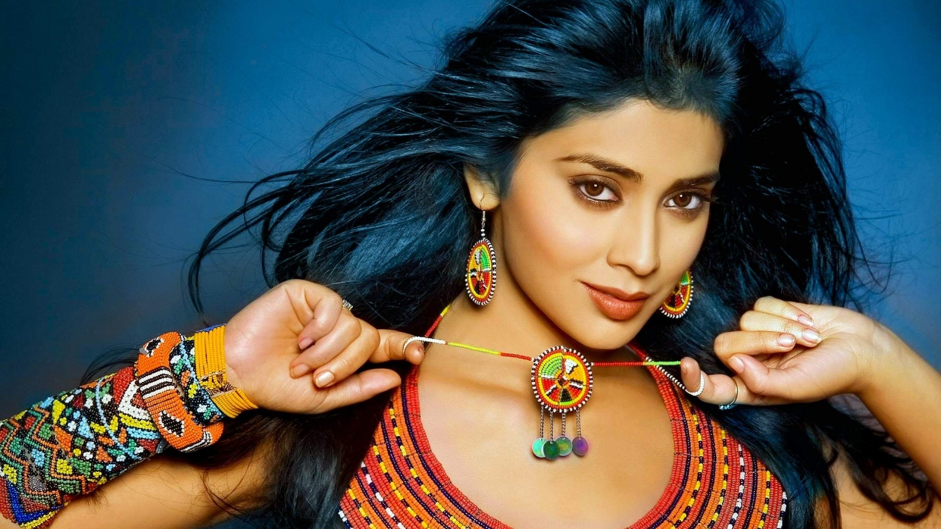 Shriya Saran wearing colorful jewelry HD Wallpaper