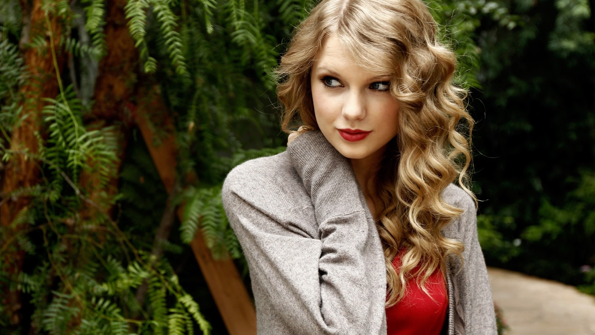 Taylor Swift in a Garden HD Wallpaper