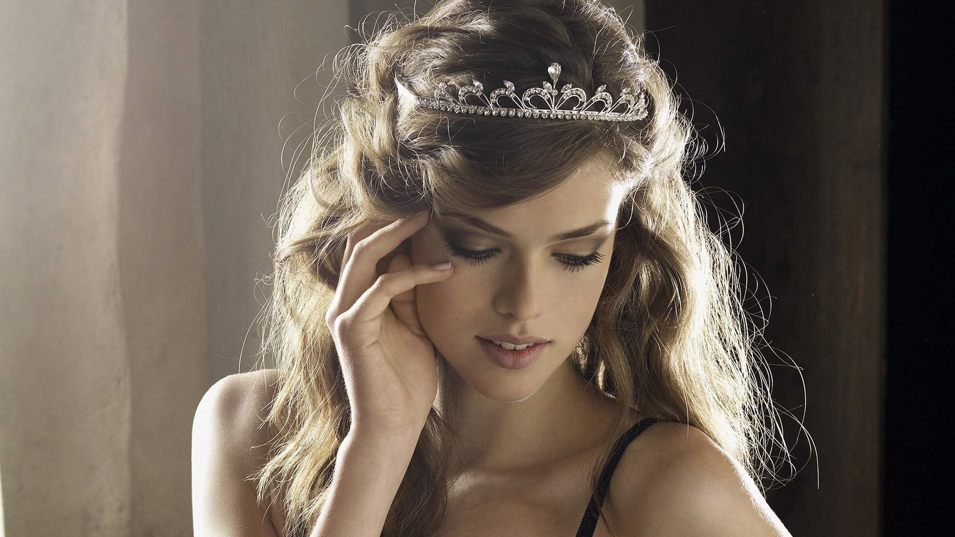 Julia Saner wearing a tiara HD Wallpaper
