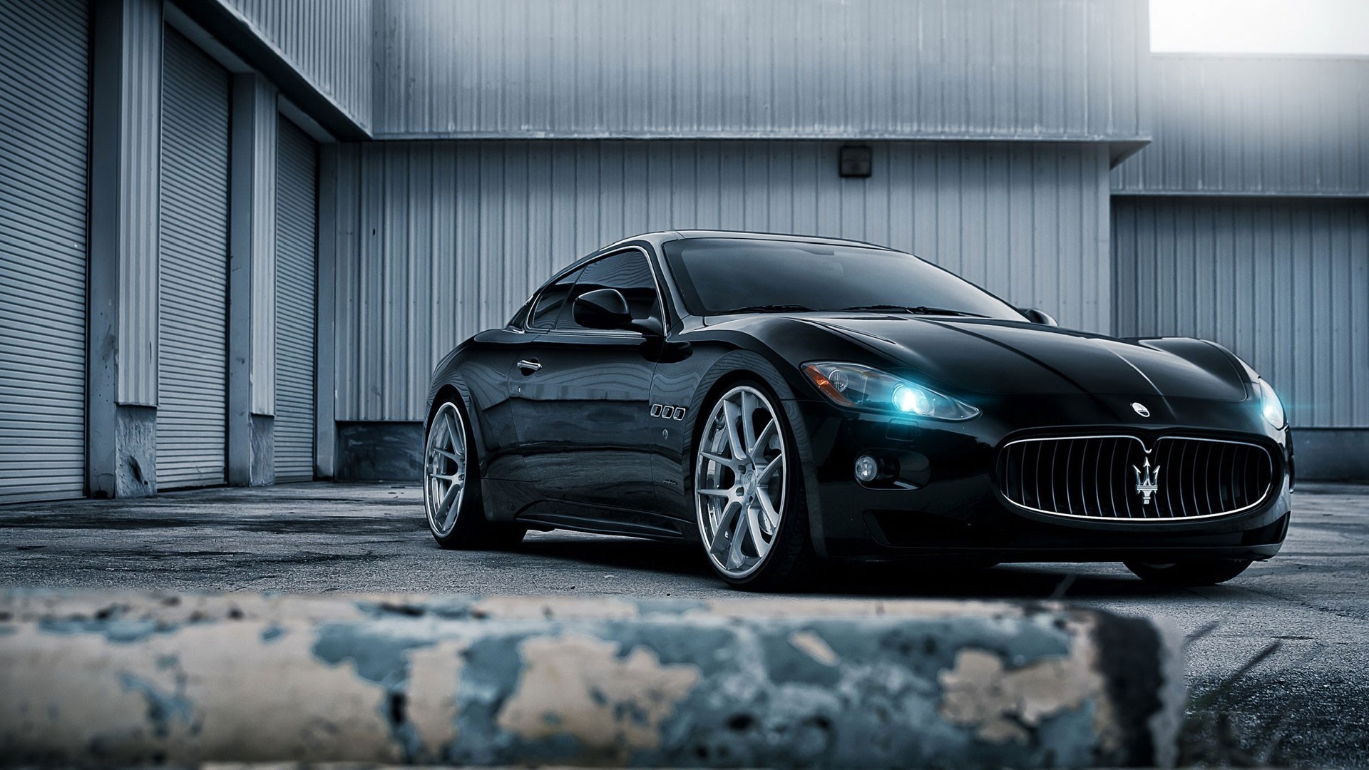 Black Maserati GranTurismo parked outside building HD Wallpaper