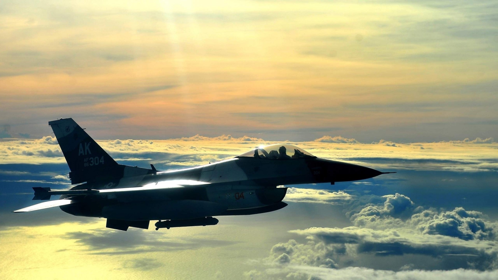 General Dynamics F-16 Fighting Falcon flying above clouds HD Wallpaper